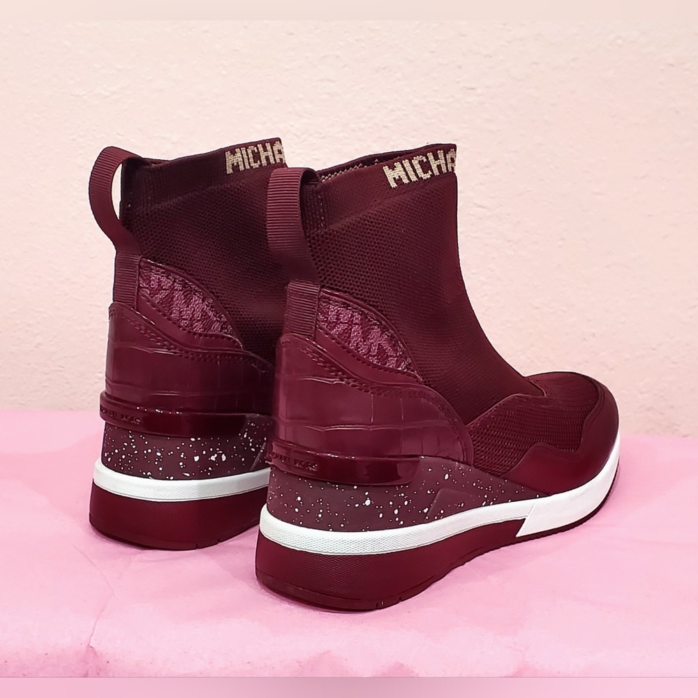 *NWOB* Michael Kors Swift Stretch Knit Crocodile Embossed Sneakers - Size 6M.